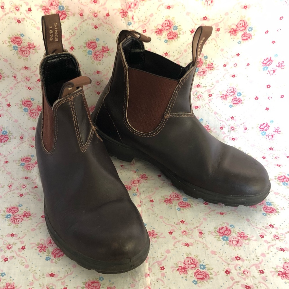 Blundtstone Pull On Stout Brown Classic 500. Nearly black with brown elastics.